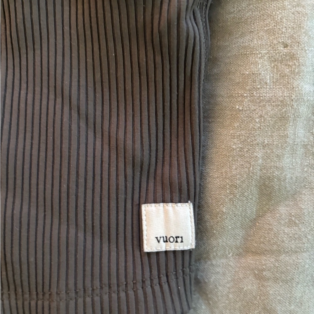 Vuori Green Ribbed V-Neck Crossback Crop Tank - Picture 2 of 3